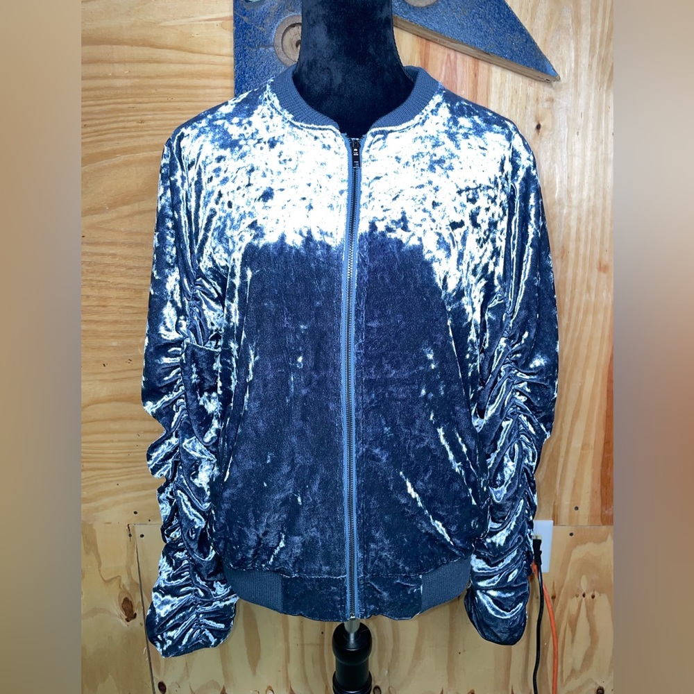 LISTICLE Velour Full Zip Ruched Sleeve
Bomber Jacket Sz Lg